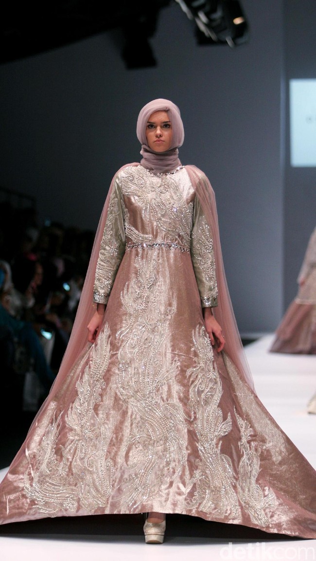 Koleksi brand dari Oki Setiana Dewi Bridal mengangkat Tema Sweet Lady  di Jakarta Fashion Week 2017. Senayan City. Jakarta. [Foto: Mohammad Abduh/Wolipop]