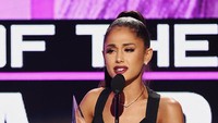Tangis haru Ariana Grande yang berhasil memenangkan Artist of The Year. Kevin Winter/Getty Images/detikFoto.