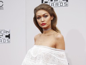 Tiru Gaya Melania Trump di AMA 2016, Gigi Hadid Diserang di Twitter