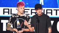 Sedangkan pada kategori Best Duo/Group pada genre Pop/Rock dan Favorit Artist pada genre Alternative Rock dimenangkan oleh Twenty One Pilots. Kevin Winter/Getty Images/detikFoto.