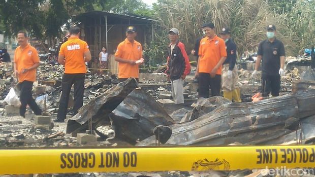 Selidiki Penyebab Kebakaran, Polisi Olah TKP Pasar Waru Semarang