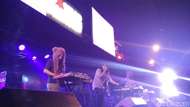 Penampilan Stars and Rabbit dan Bottlesmoker di Panggung 'Artwarding Night'