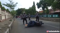 Nah kalau mannequin challenge kayak gini sih keren. Kan banyak selebriti sampai aparat juga ikutan. Tapi kalau tren bentuk dada kayak hati tadi sih.. no comment deh. Foto: Screenshot YouTube