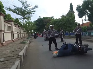 Super Keren! Mannequin Challenge Polisi Brebes Bikin Heboh