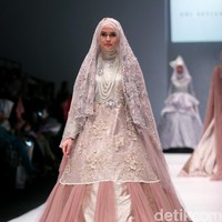 Koleksi brand dari Oki Setiana Dewi Bridal mengangkat Tema Sweet Lady  di Jakarta Fashion Week 2017. Senayan City. Jakarta. [Foto: Mohammad Abduh/Wolipop]
