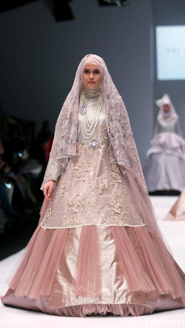 Koleksi brand dari Oki Setiana Dewi Bridal mengangkat Tema Sweet Lady  di Jakarta Fashion Week 2017. Senayan City. Jakarta. [Foto: Mohammad Abduh/Wolipop]