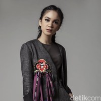 Wardrobe: Mel Ahyar First. Fotografer: Zaky Akbar. Makeup Artist: Tim Wardah Cosmetics. Stylist: Alissa Safiera dan Daniel Ngantung. Model: Tantry Namirah.