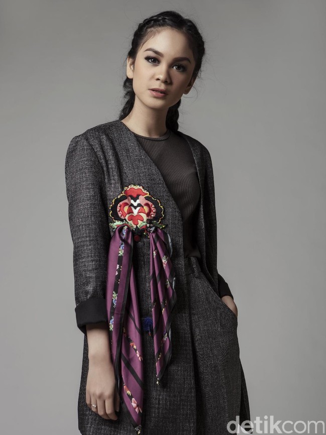 Wardrobe: Mel Ahyar First. Fotografer: Zaky Akbar. Makeup Artist: Tim Wardah Cosmetics. Stylist: Alissa Safiera dan Daniel Ngantung. Model: Tantry Namirah.