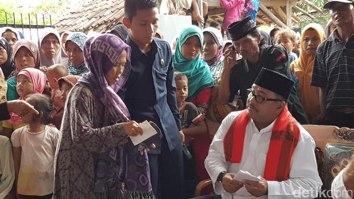 Ibu Sakiyah Curhat di Kampanye Rano-Embay: Minta Bantuan, Rumah Mau Roboh