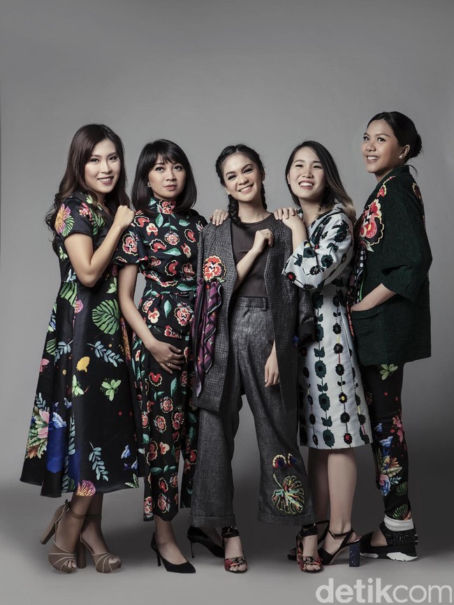 Wardrobe: Mel Ahyar First. Fotografer: Zaky Akbar. Makeup Artist: Tim Wardah Cosmetics. Stylist: Alissa Safiera dan Daniel Ngantung. Model: Merrie Elizabeth & Ninda Ramandiani BloBar, Tantry Namirah Namirah The Label, Sarwono & Carline Darjanto Cotton Ink.