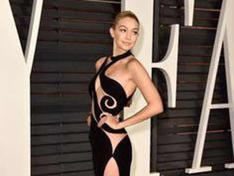 Selain Chrissy Teigen, 7 Selebriti Ini Juga Pernah Tampil Tanpa Underwear