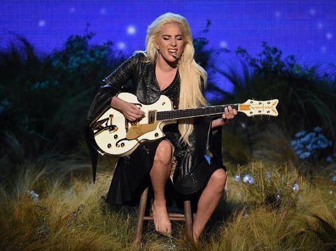 Tanpa Alas Kaki, Lady Gaga Tampil Memukau di American Music Awards 2016