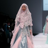 Koleksi brand dari Oki Setiana Dewi Bridal mengangkat Tema Sweet Lady  di Jakarta Fashion Week 2017. Senayan City. Jakarta. [Foto: Mohammad Abduh/Wolipop]