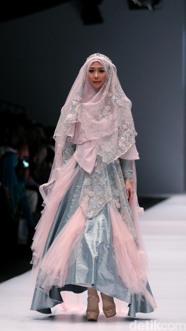 Koleksi brand dari Oki Setiana Dewi Bridal mengangkat Tema Sweet Lady  di Jakarta Fashion Week 2017. Senayan City. Jakarta. [Foto: Mohammad Abduh/Wolipop]