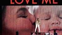 John Legend menampilkan banyak foto di atas panggung dan salah satunya adalah sang istri dan anaknya saat menampilkan lagu Love Me Now. Kevin Winter/Getty Images/detikFoto.