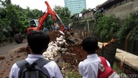 Rencananya besok jalan ini akan ditutup untuk perbaikan saluran air itu.