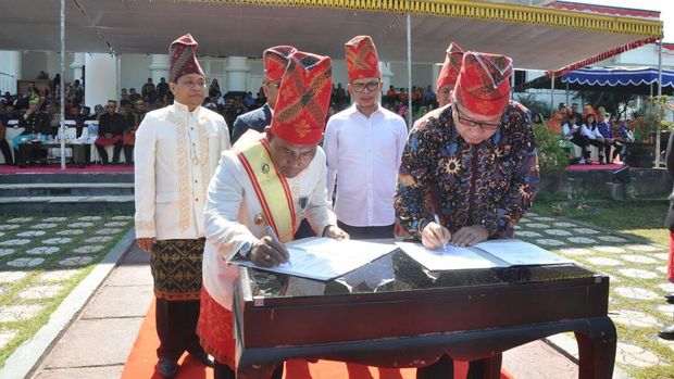 Menaker Hanif Terima Gelar Warga Kehormatan dari Kesultanan Sumbawa 