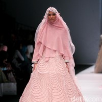 Koleksi brand dari Oki Setiana Dewi Bridal mengangkat Tema Sweet Lady  di Jakarta Fashion Week 2017. Senayan City. Jakarta. [Foto: Mohammad Abduh/Wolipop]