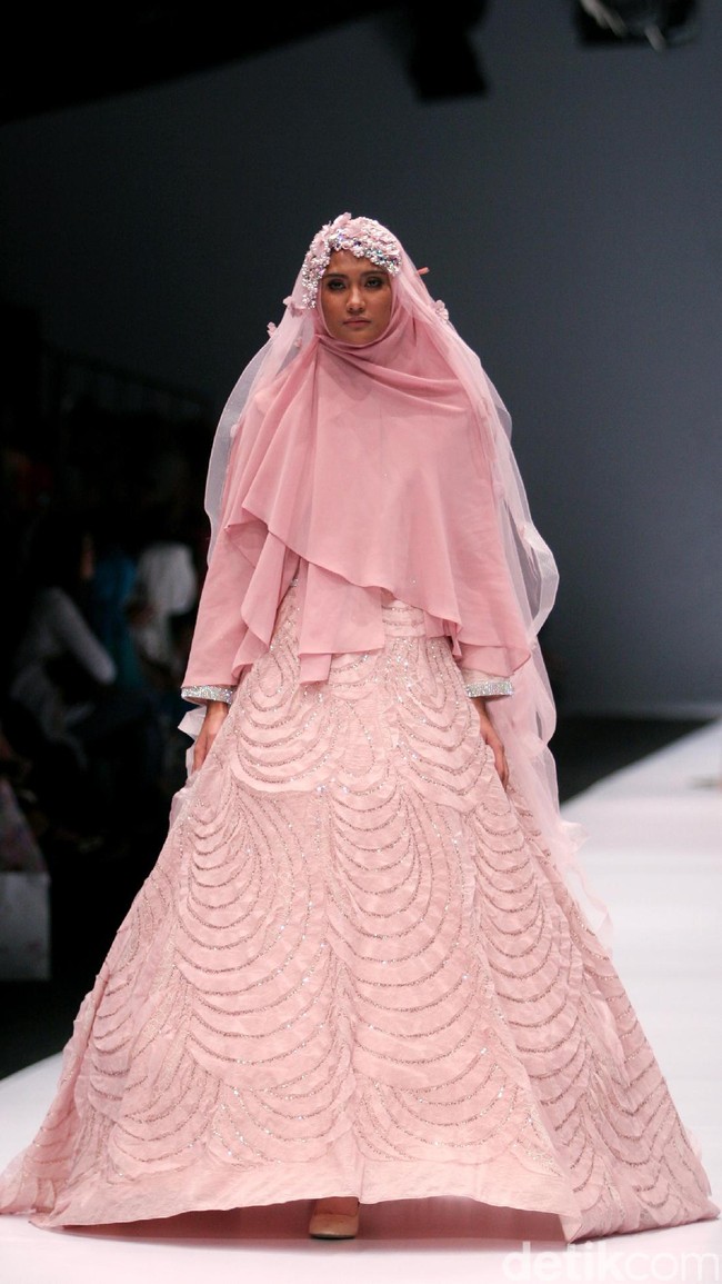 Koleksi brand dari Oki Setiana Dewi Bridal mengangkat Tema Sweet Lady  di Jakarta Fashion Week 2017. Senayan City. Jakarta. [Foto: Mohammad Abduh/Wolipop]