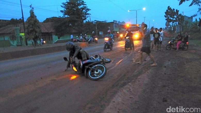 Pemotor Jatuh di Pantura. Foto: Robby Bernardi/detikcom Pemotor Jatuh di Pantura. Foto: Robby Bernardi/detikcom