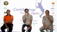 Ketua Umum PP Pelti, Wibowo Suseno Wirjawan, didampingi CEO Combiphar, Michael Wanandi, memberikan keterangan dalam jumps pers di Hotel Sultan, pada Senin (21/11/2016).