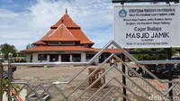 Masjid itu bernama Masjid Jamik yang terletak di perempatan Jl Jenderal Sudirman dan Jl Letkol Iskandar. Dalam catatan sejarah, masjid ini dibangun tahun 1938 ketika Soekarno diasingkan ke Bengkulu (Fitraya/detikTravel)