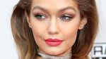 Love It! Deretan Penampilan Gigi Hadid di AMA 2016