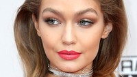 Detail makeup dengan pulasan lipstik merah menjadi pilihannya di malam itu. Frederick M. Brown/Getty Images/detikFoto.