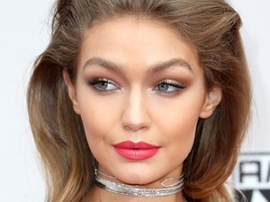 5 Opsi Foundation Favorit Para Model, Gigi Hadid Hingga Cindy Crawford