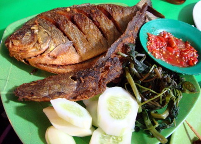 Ada Sambal Setan yang Pedas Menyengat dan Katupe Sayur yang Mantap di Kawasan Benhil