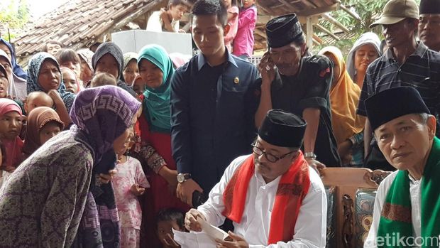 Ibu Sakiyah Curhat di Kampanye Rano: Rumah Saya Mau Roboh, Kalau Bisa Dibangun