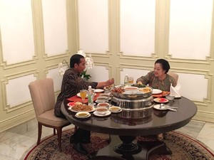 Menu Makan Siang Jokowi Ternyata Dibawakan Mega