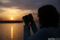 Wisatawan berburu momen golden sunrise dengan kameranya di Danau Jinji (Agung/detikTravel)
