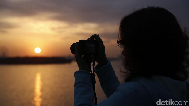 Potret Golden Sunrise Juara dari Danau Jinji, China