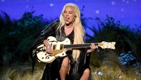 Sebagai musisi, nama Lady Gaga memang di kenal di mancanegara. Tidak hanya itu, ia juga kerap tampil eksentrik. Foto: Kevin Winter/Getty Images
