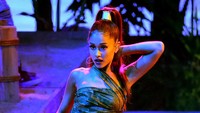 Ariana tampil seksi dengan busana mini berwarna hijau. Kevin Winter/Getty Images/detikFoto.
