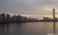 Sunrise dengan latar gedung-gedung bertingkat (Agung/detikTravel)