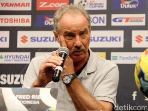Gabung Persebaya, Kesempatan Kedua Alfred Riedl Cicipi Liga Indonesia