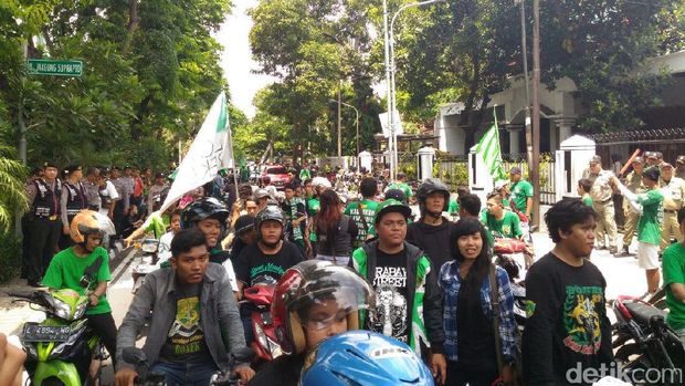 Gara-gara Tertibkan Spanduk Protes PSSI, Satpol PP Surabaya Didemo Bonek