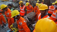 Para petugas nampak mengevakuasi korban. Kecelakaan ini menjadi tragedi kereta api terburuk di India sejak tahun 2005. Sebelas tahun lalu itu terjadi kecelakaan kereta yang terjun ke sungai dan menyebabkan sedikitnya 100 orang tewas.