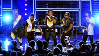 Bruno Mars sukses membuat seluruh penonton bergoyang lewat single barunya 24K Magic. Bahkan Lady Gaga juga ikut bergoyang dari kursi penonton lho. Kevin Winter/Getty Images/detikFoto.