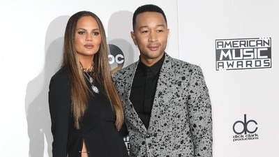 Duh, Chrissy Teigen Nyaris Ekspos Organ Intim di AMA 2016