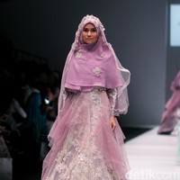 Koleksi brand dari Oki Setiana Dewi Bridal mengangkat Tema Sweet Lady  di Jakarta Fashion Week 2017. Senayan City. Jakarta. [Foto: Mohammad Abduh/Wolipop]