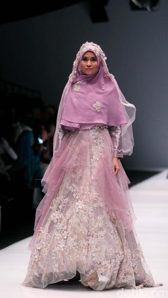 Koleksi brand dari Oki Setiana Dewi Bridal mengangkat Tema Sweet Lady  di Jakarta Fashion Week 2017. Senayan City. Jakarta. [Foto: Mohammad Abduh/Wolipop]