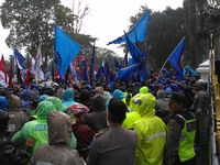 Jelang Penetapan UMK, Ribuan Buruh Demo di Gedung Sate