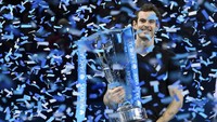 Andy Murray menerima trofi juara ATP World Tour Finals. Toby Melville/Reuters/detikFoto.