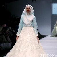 Koleksi brand dari Oki Setiana Dewi Bridal mengangkat Tema Sweet Lady  di Jakarta Fashion Week 2017. Senayan City. Jakarta. [Foto: Mohammad Abduh/Wolipop]