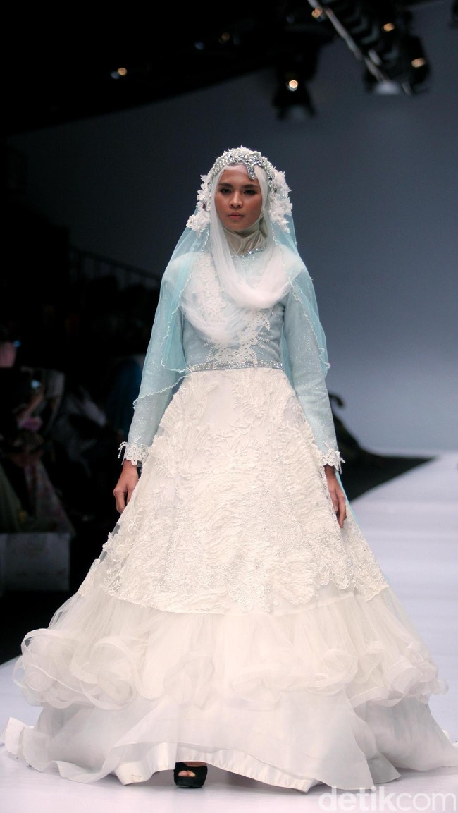 Koleksi brand dari Oki Setiana Dewi Bridal mengangkat Tema Sweet Lady  di Jakarta Fashion Week 2017. Senayan City. Jakarta. [Foto: Mohammad Abduh/Wolipop]