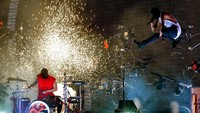 Penampilan keren dari duo Twenty One Pilots yang membawakan lagu Heathens. Kevin Winter/Getty Images/detikFoto.