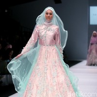 Koleksi brand dari Oki Setiana Dewi Bridal mengangkat Tema Sweet Lady  di Jakarta Fashion Week 2017. Senayan City. Jakarta. [Foto: Mohammad Abduh/Wolipop]
